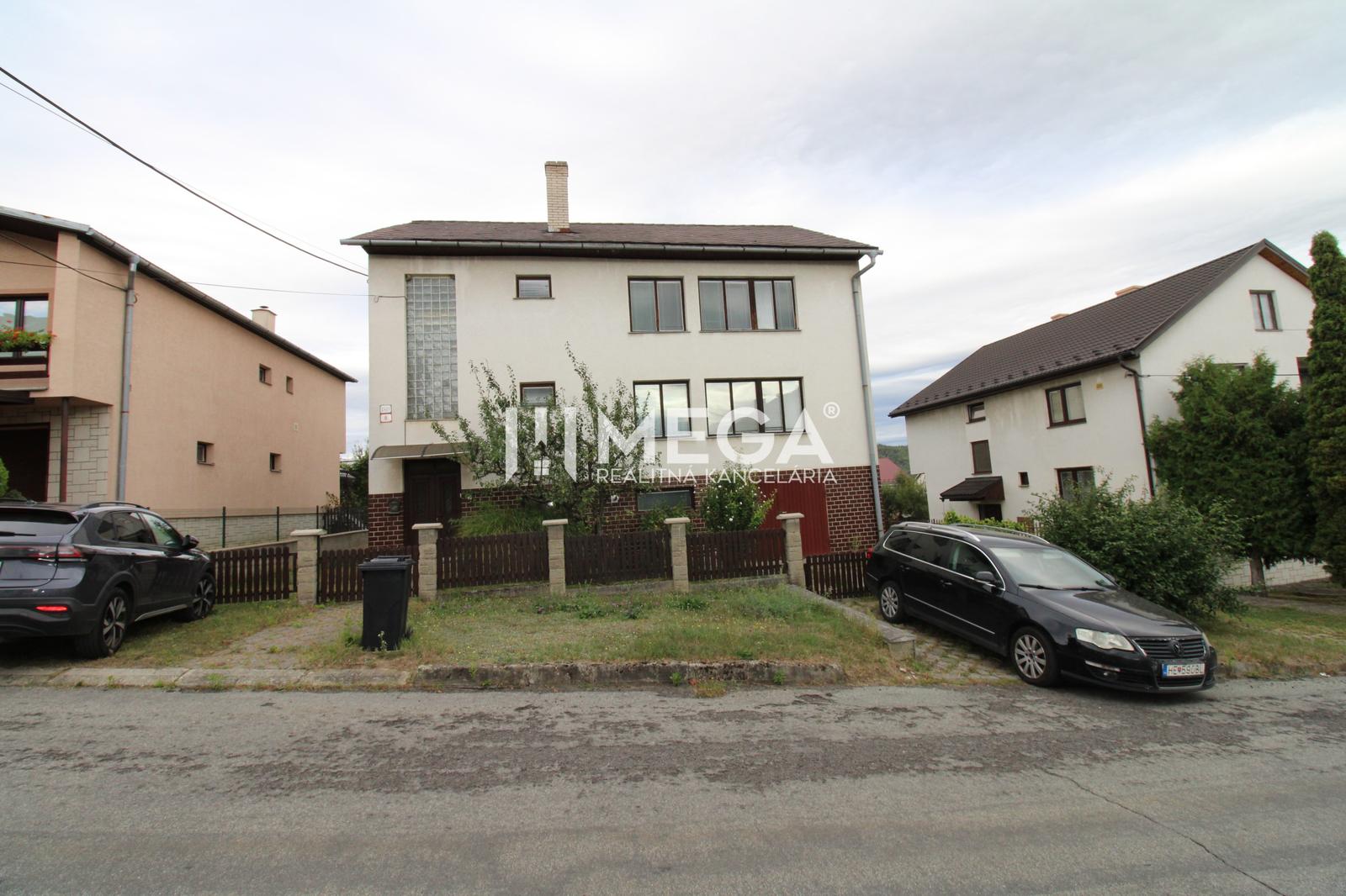 Na predaj - priestranný rodinný dom v Snine na pozemku 729 m²