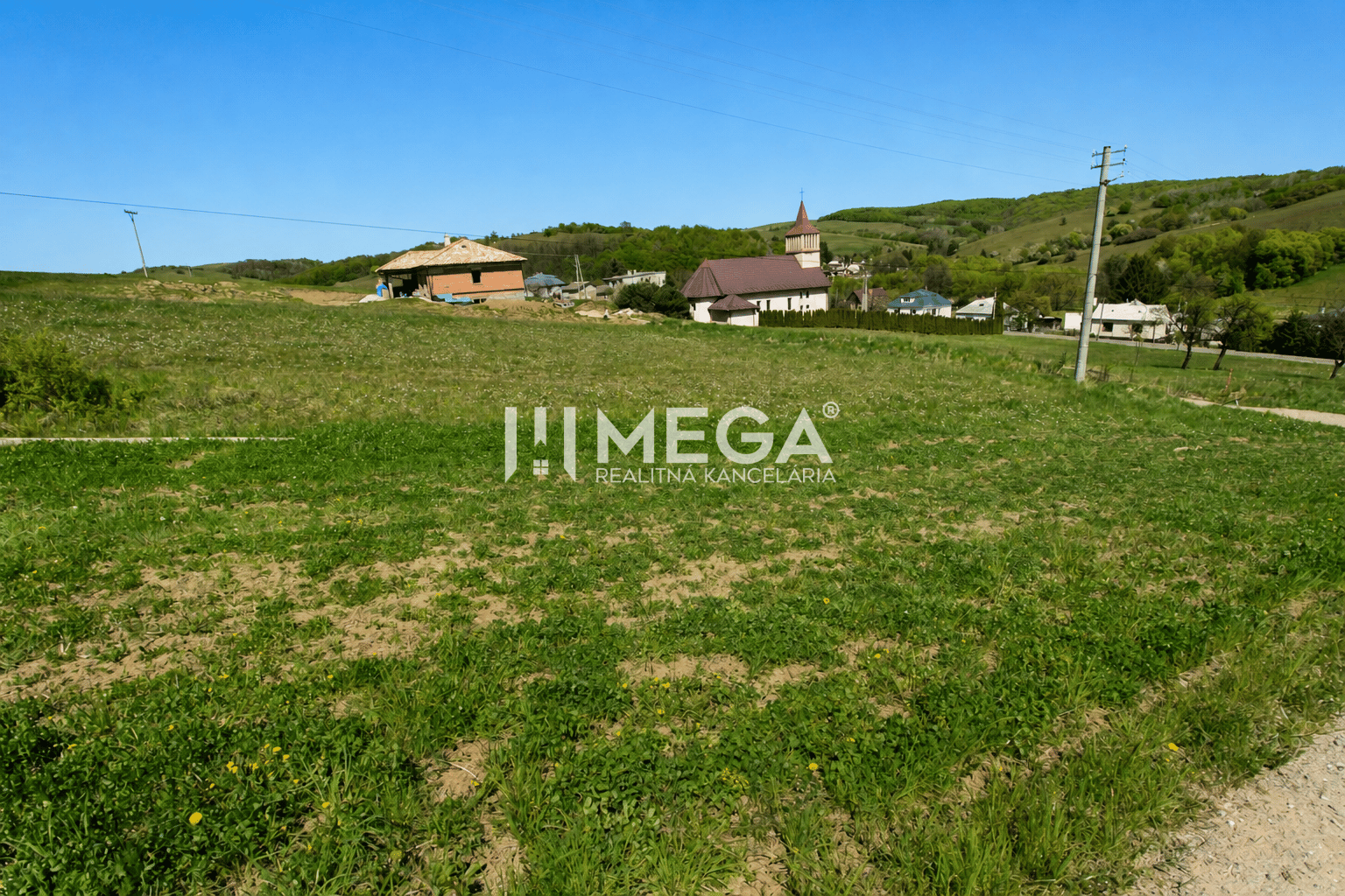 NA PREDAJ: Priestranný pozemok 2126 m² obec Víťazovce – ideálny na výstavbu rodinného domu – fotka 2