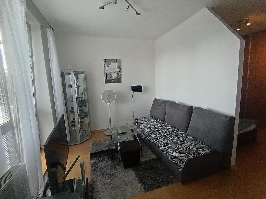 Na predaj štýlový 1-izbový zrekonštruovaný byt v centre – 41 m², balkón – fotka 2
