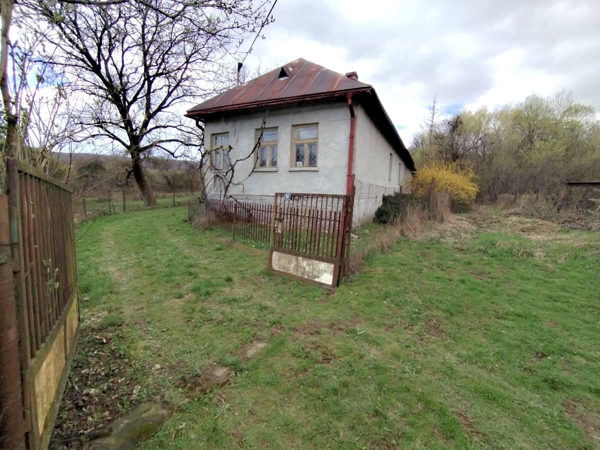 Chalupa na samote s dvoma  pozemkami – Pichne, okres Snina