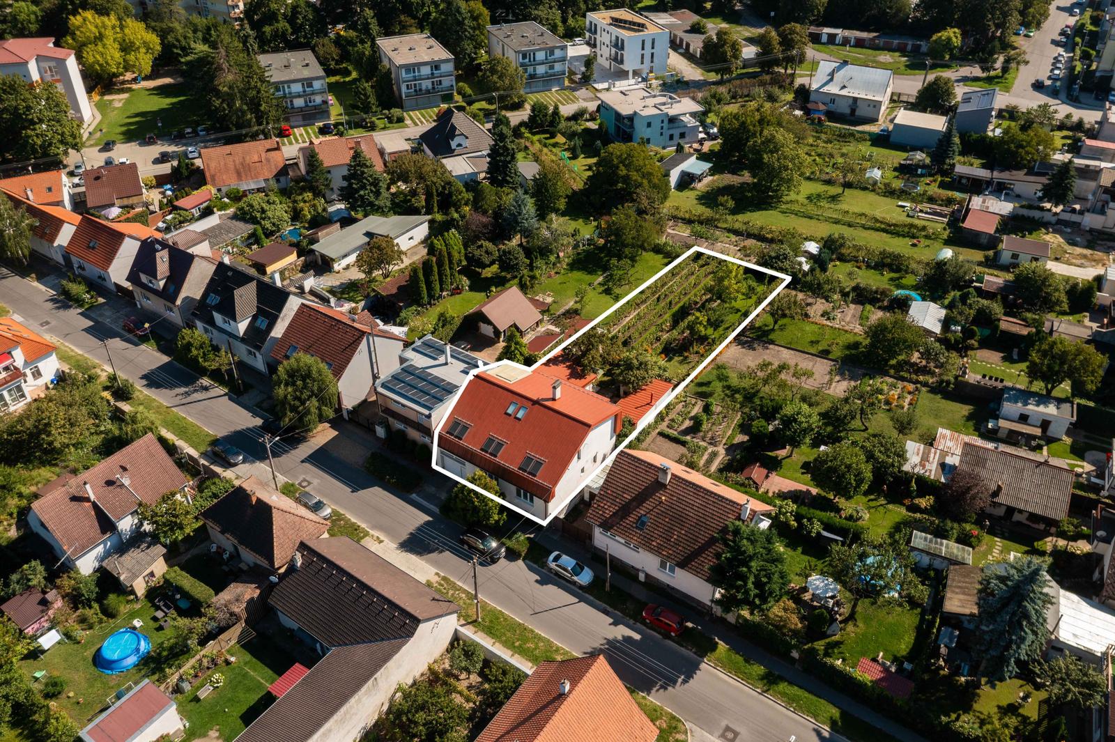 6 izb.rodinný dom,pozemok 837m2,letná kuchyňa v TOP lokalite. – fotka 2