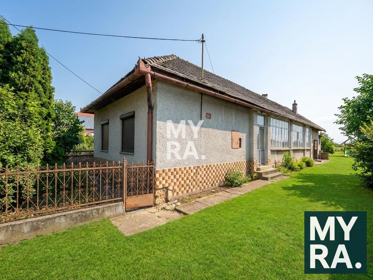 Rovinatý pozemok o výmere 1053 m2 so starým domom, Cestice – fotka 2