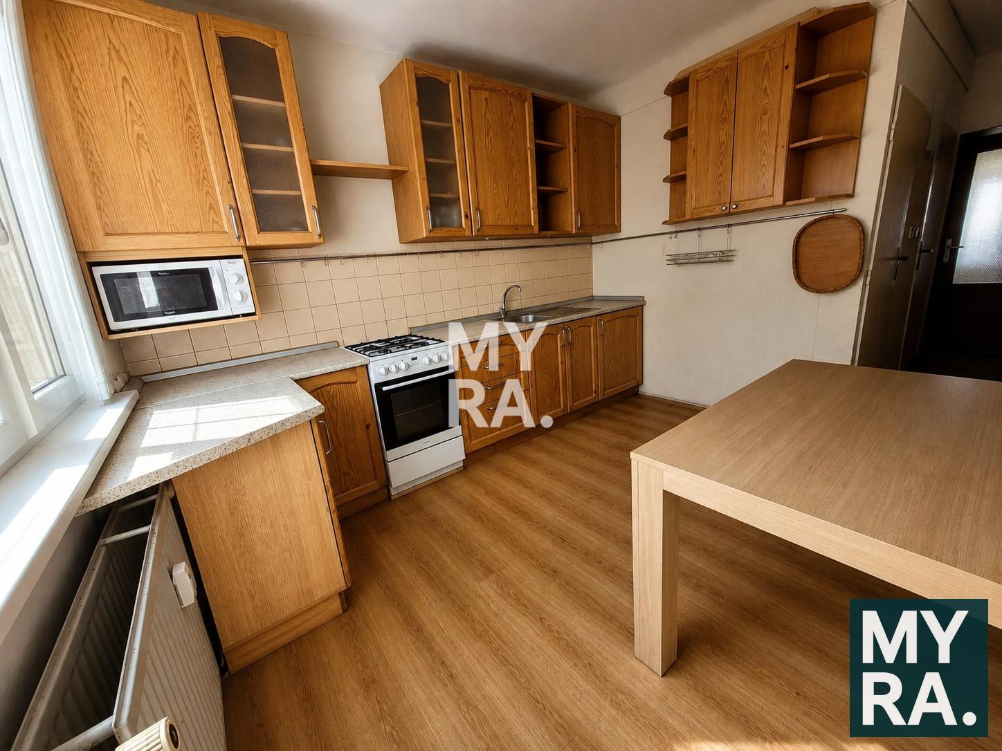 3 izbový byt, 82 m2, pôvodný stav, 4 p., balkón, pivnica – fotka 2