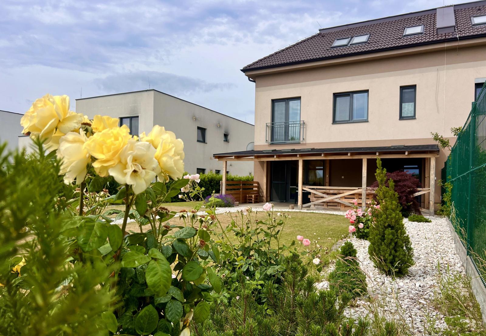 Neibrs | Krásny zariadený 3 izb. byt s vlastnou záhradou 557m2, krytá terasa, 2 parkovacie miesta, Malý Raj