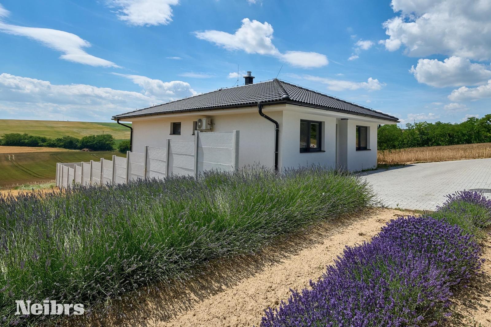 Neibrs | Moderný 4-izbový rodinný dom s veľkou terasou a panoramatickým výhľadom na prírodu – Pastuchov