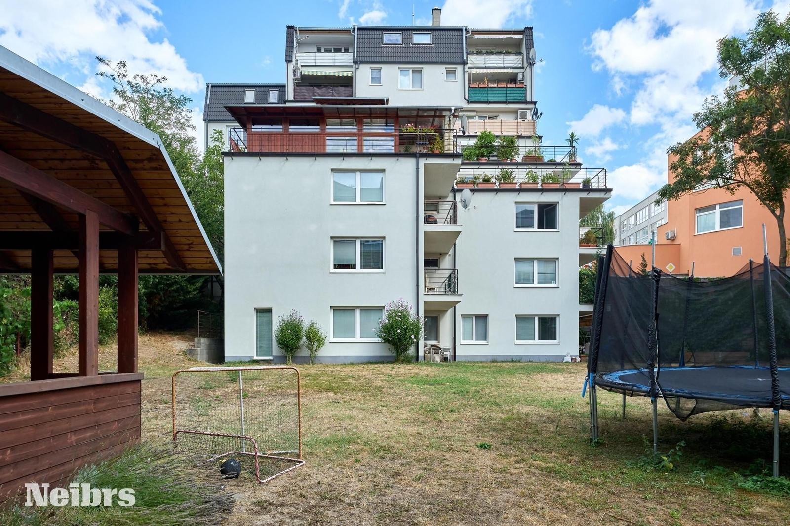 Neibrs | 3-izbový byt s 20 m² terasou a rezidenčnou záhradou | Dlhé diely