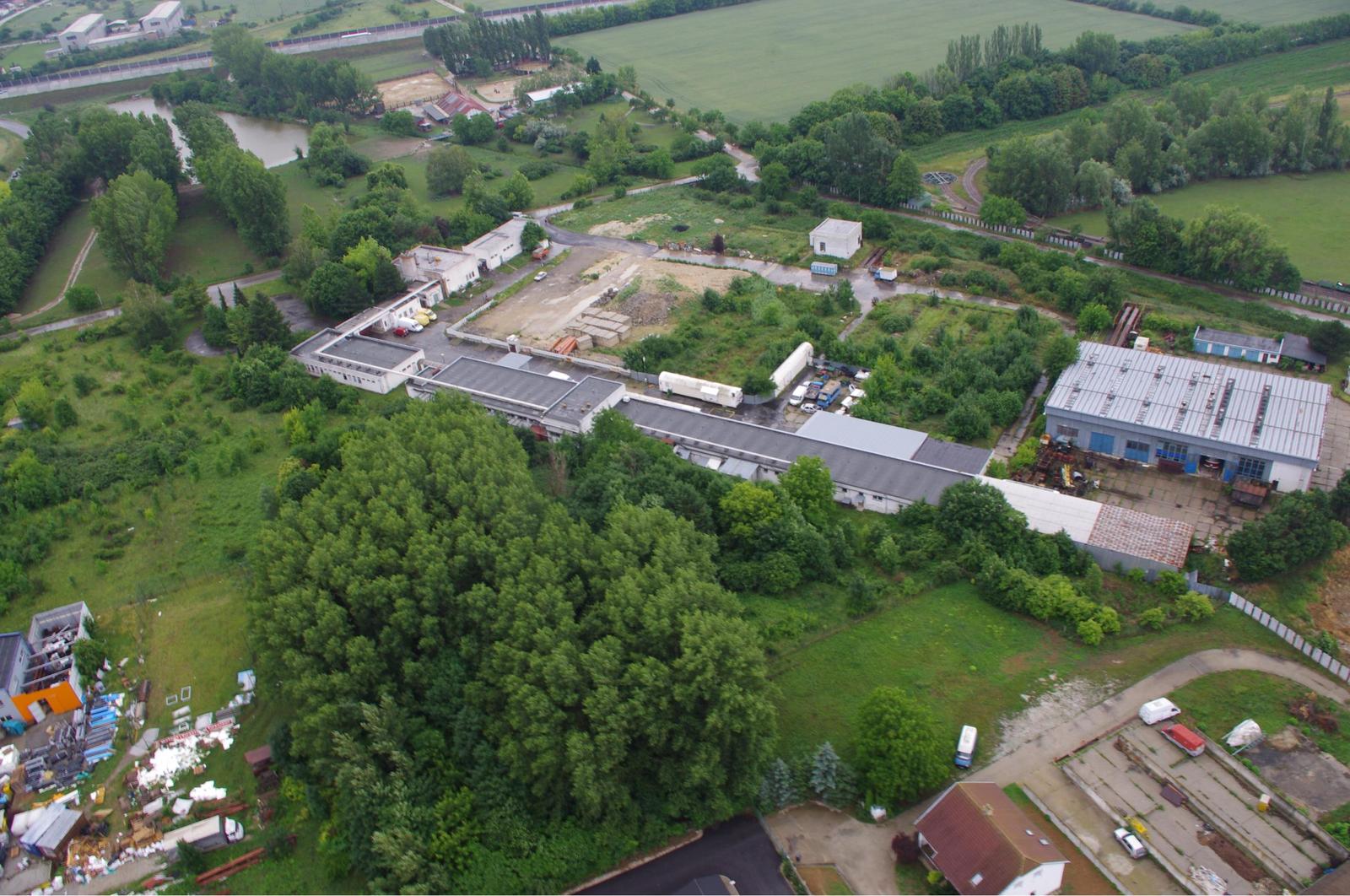 Na predaj pozemok  s budovami a skladom – fotka 2