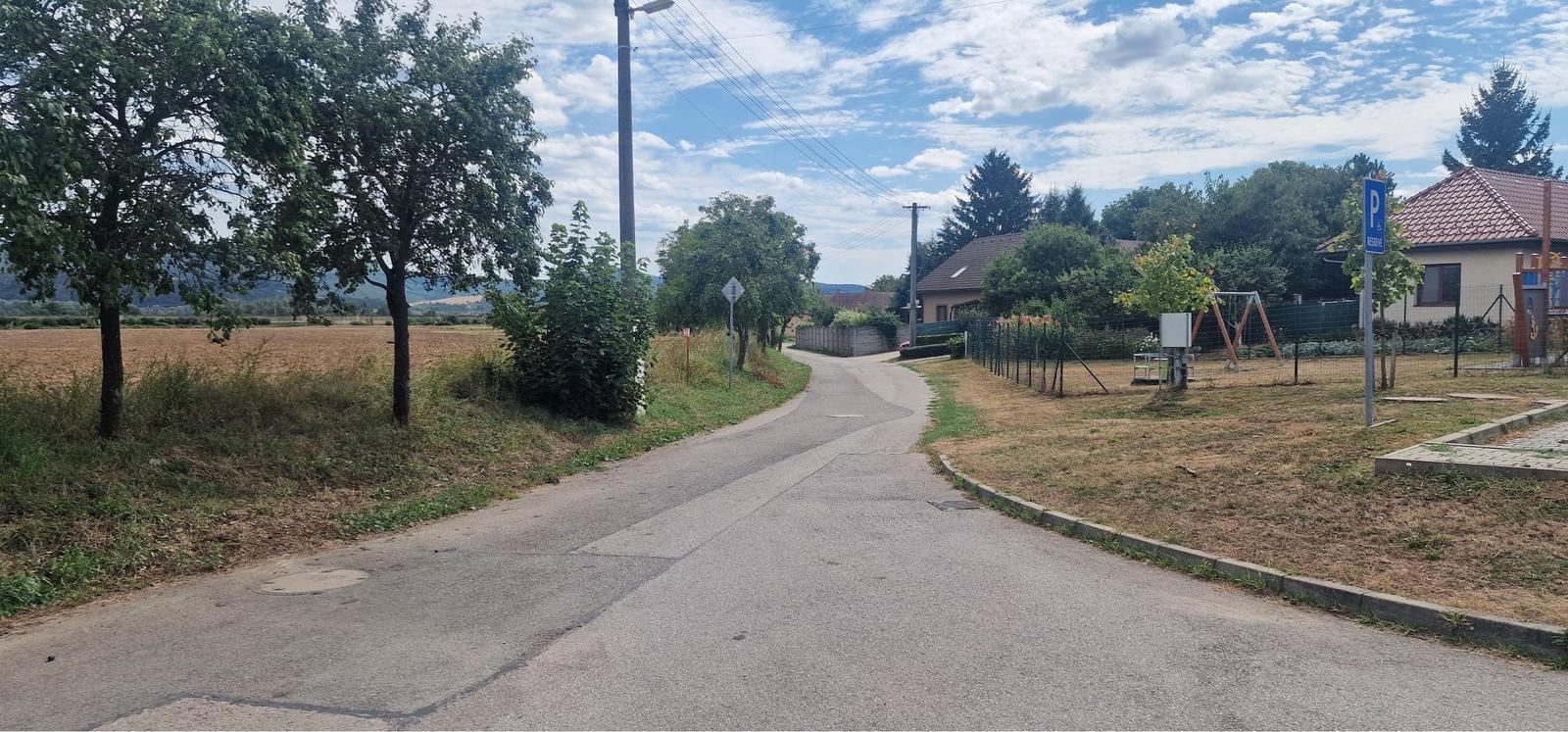 Predáme stavebný pozemok  určený na bývanie v rodinných domoch blízko Trenčína – fotka 2
