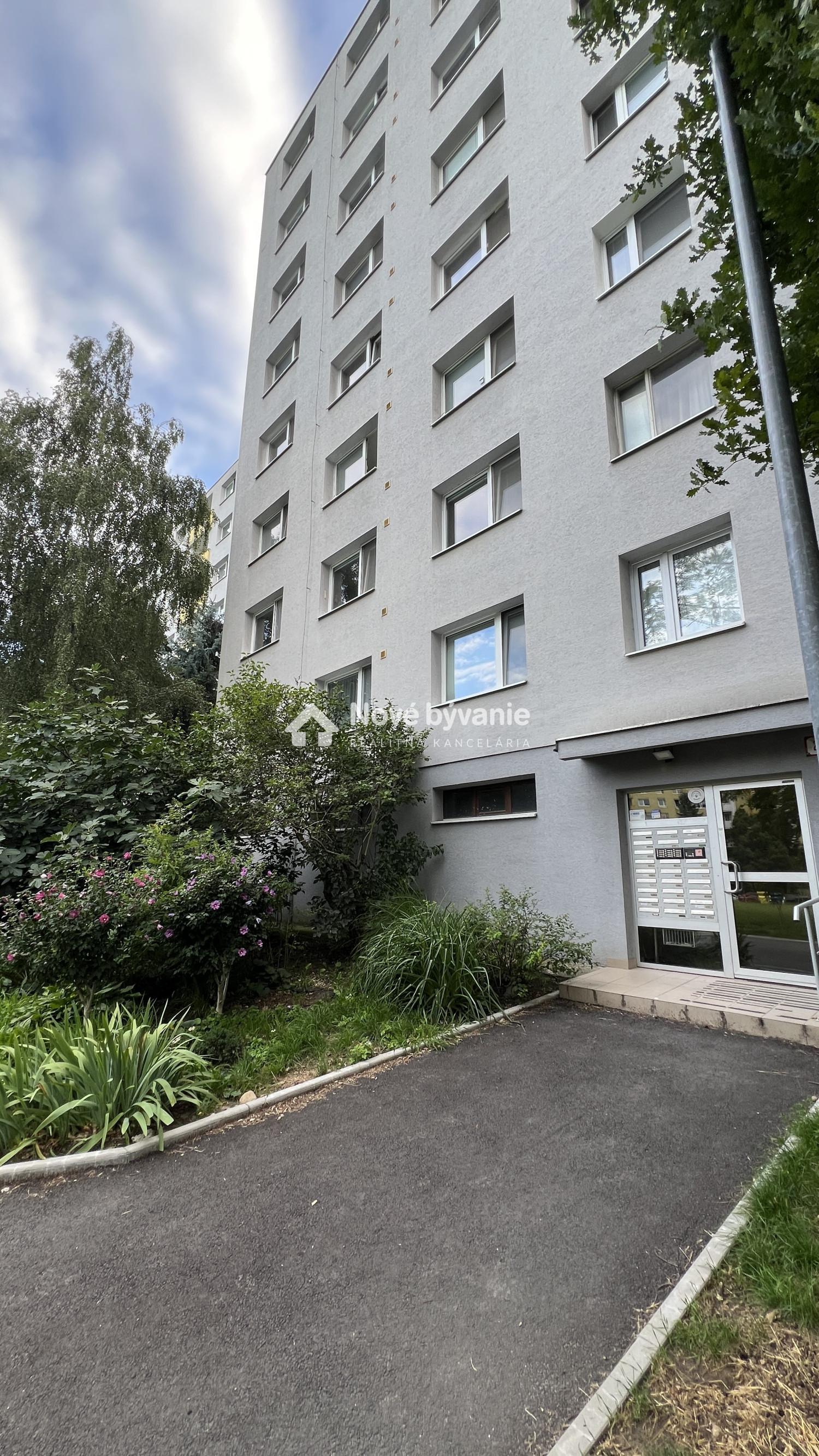 Hľadám 4 izb.byt na prenájom Bratislava-Dúbravka