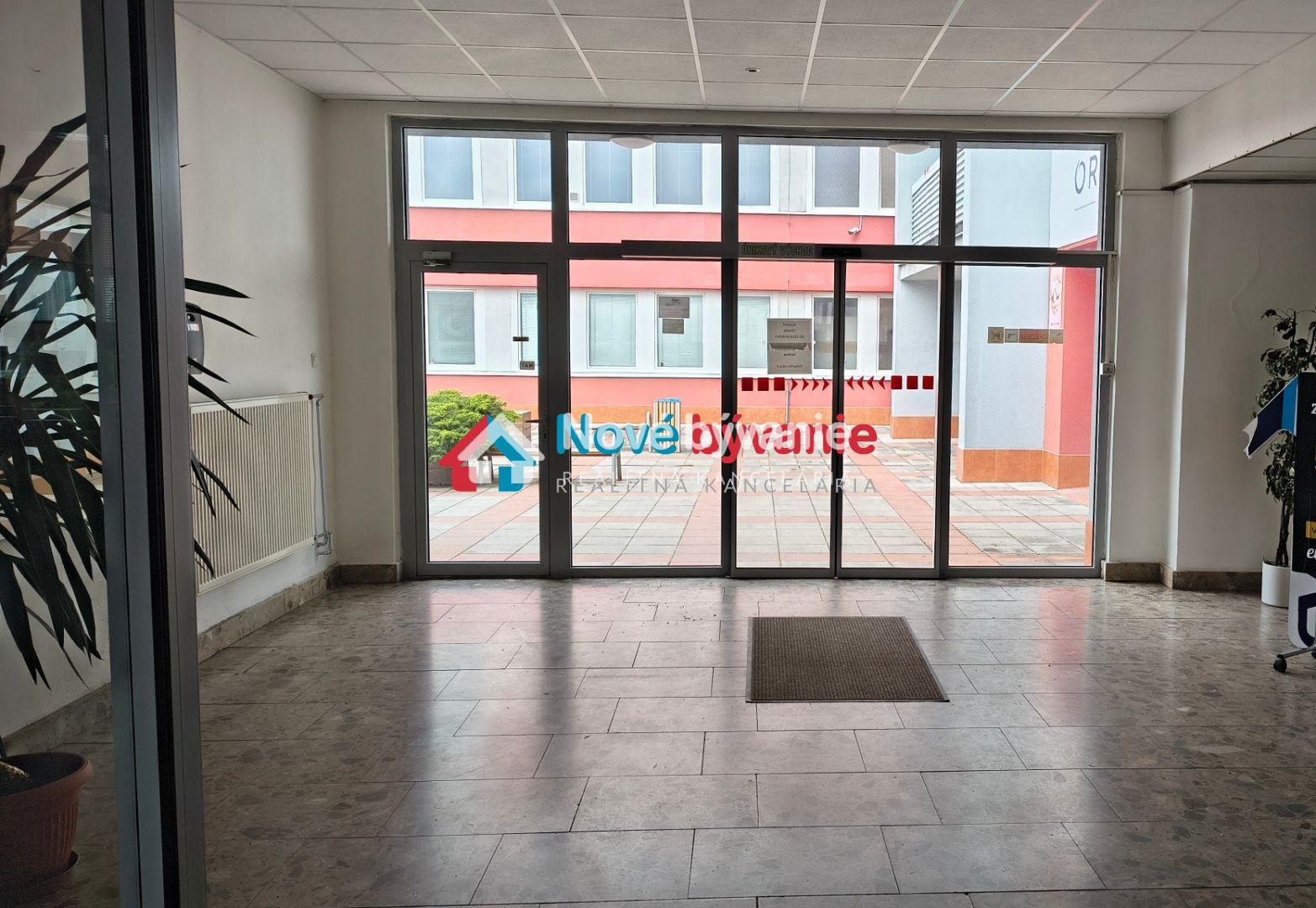 Veľký kancelársko-administratívny priestor na prenájom v centre NR ( N030-25-BP)