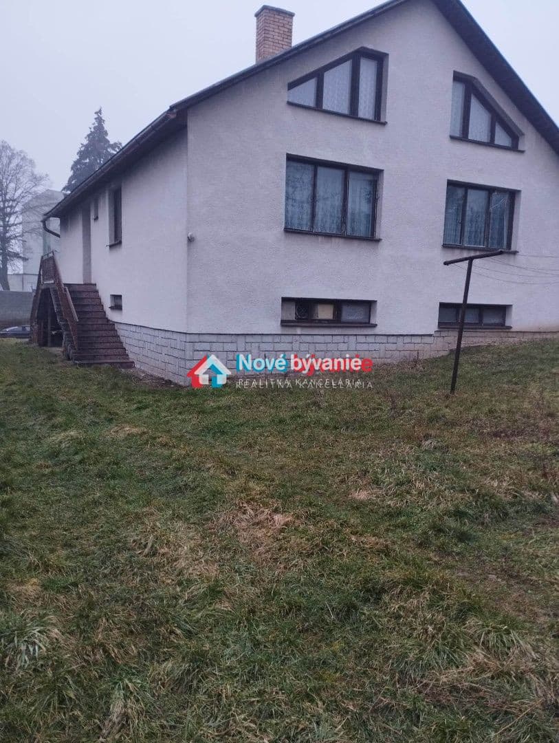 Dvojpodlažný rodinný dom s rozsiahlym pozemkom vo Vranove nad Topľou – fotka 2