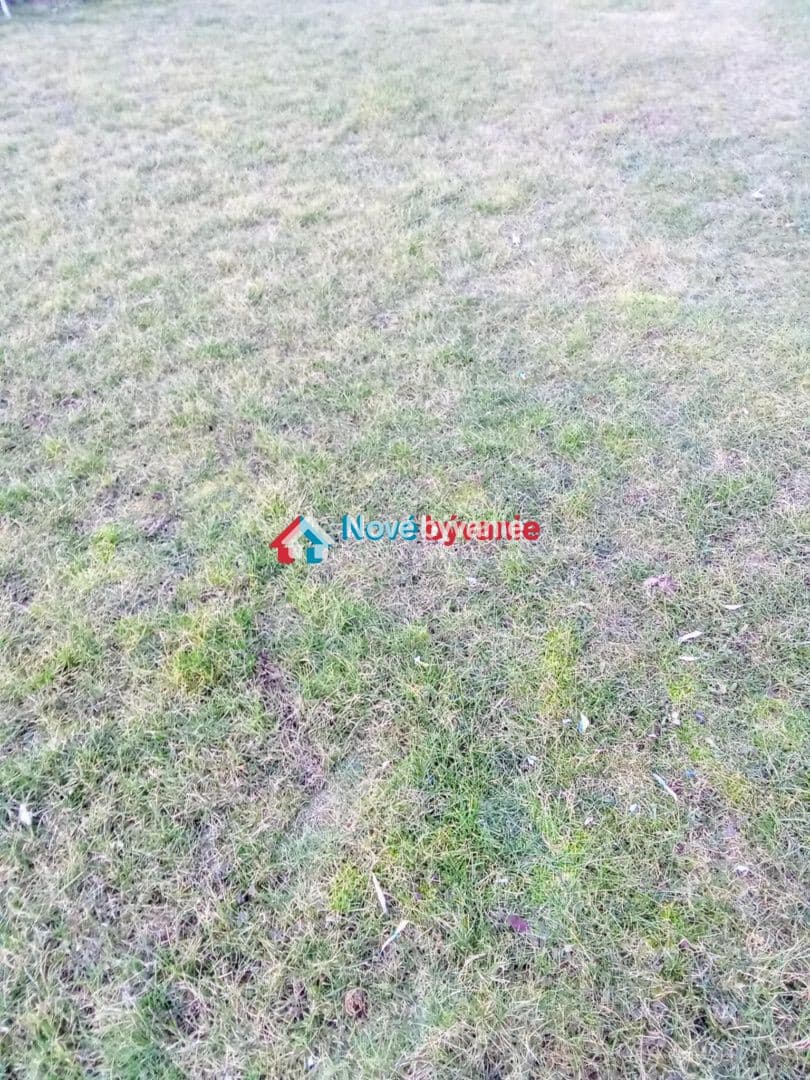 POZEMOK V OBCI HRIADKY