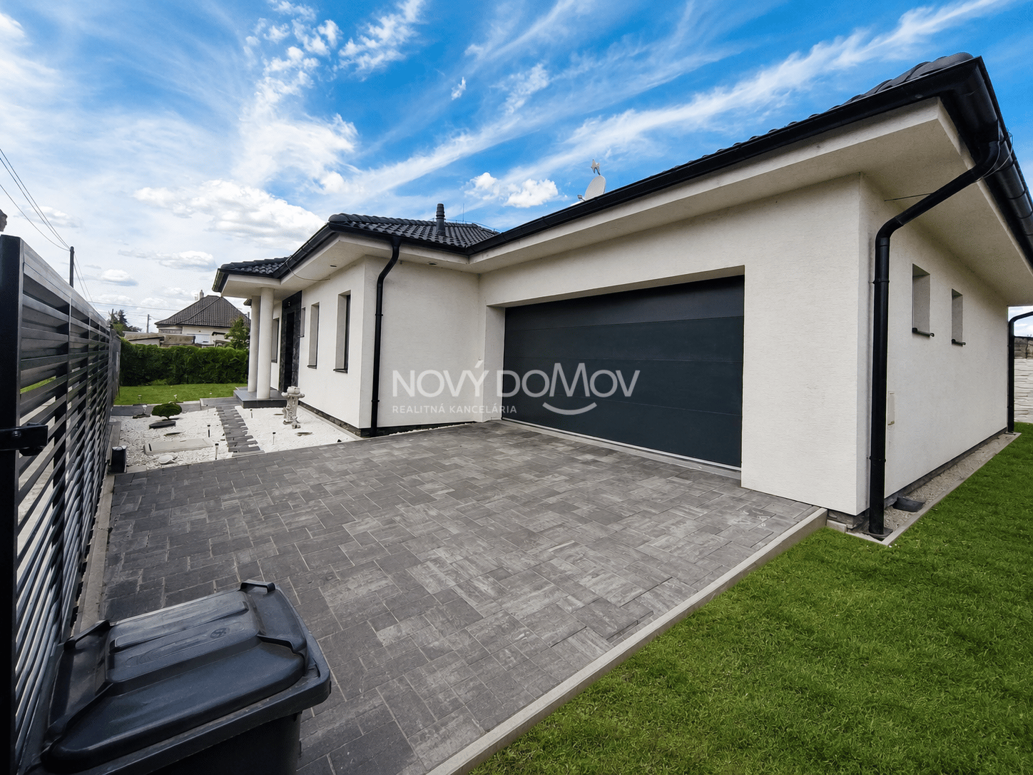MOSTOVÁ, okr. GALANTA - 4 izbový RD s dvojgarážou – fotka 2