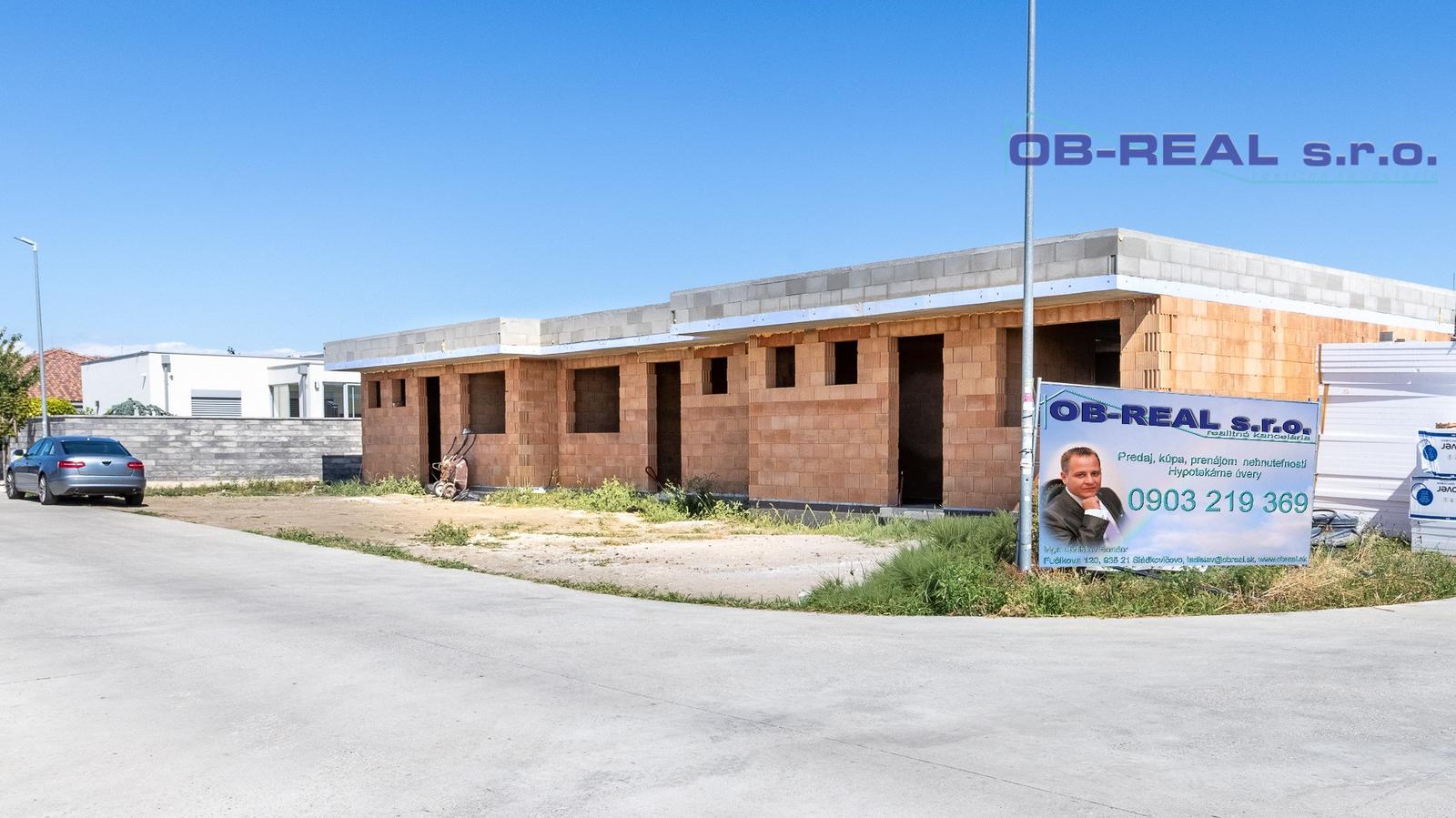 Moderný 3i byt v rodinnom trojdome s vlastnou terasou, pozemkom a 2 parkovacími miestami – Galanta – fotka 2