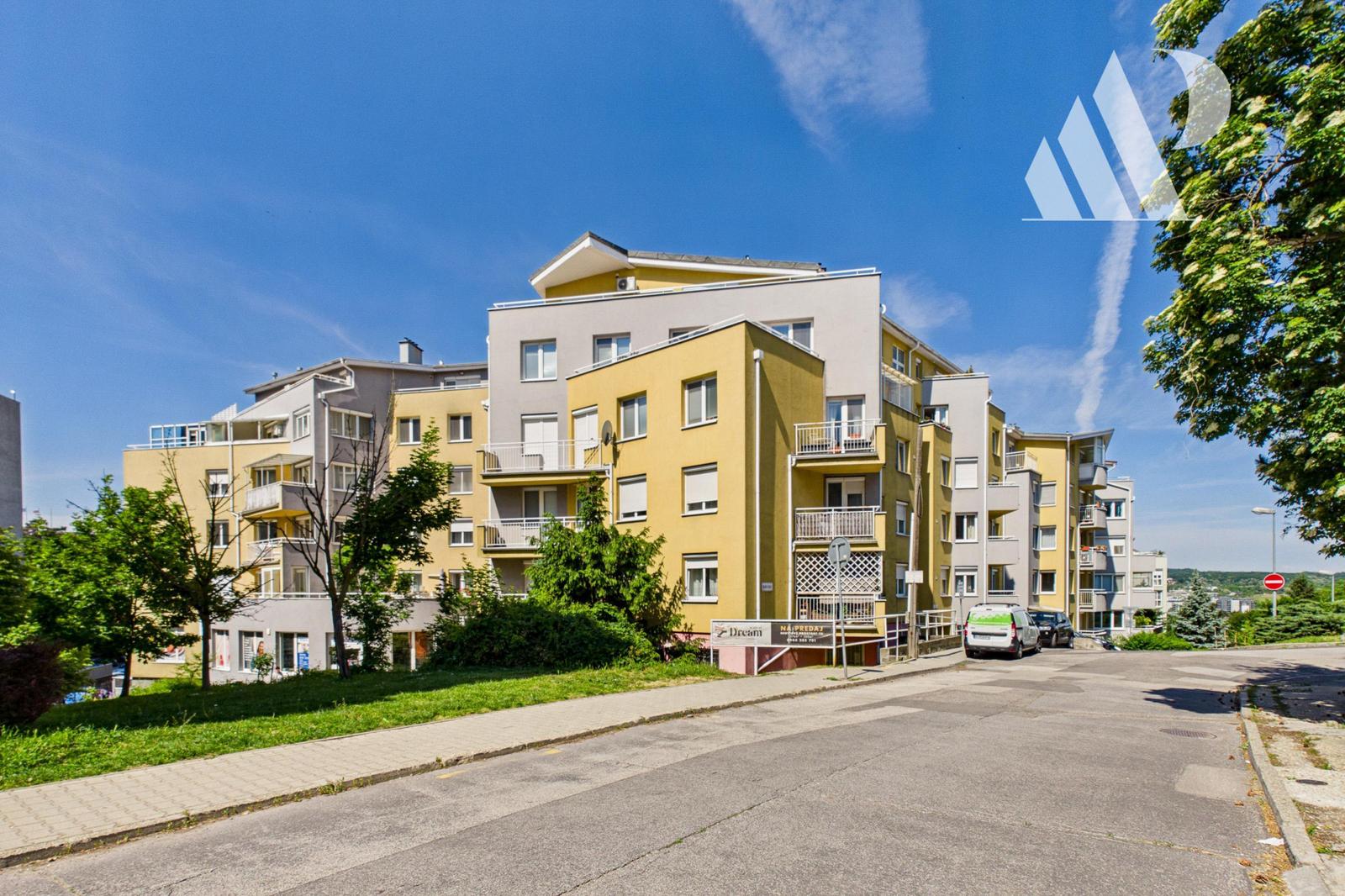 PAPCUN REALITY | Veľkorysý mezonet s pocitom rodinného domu