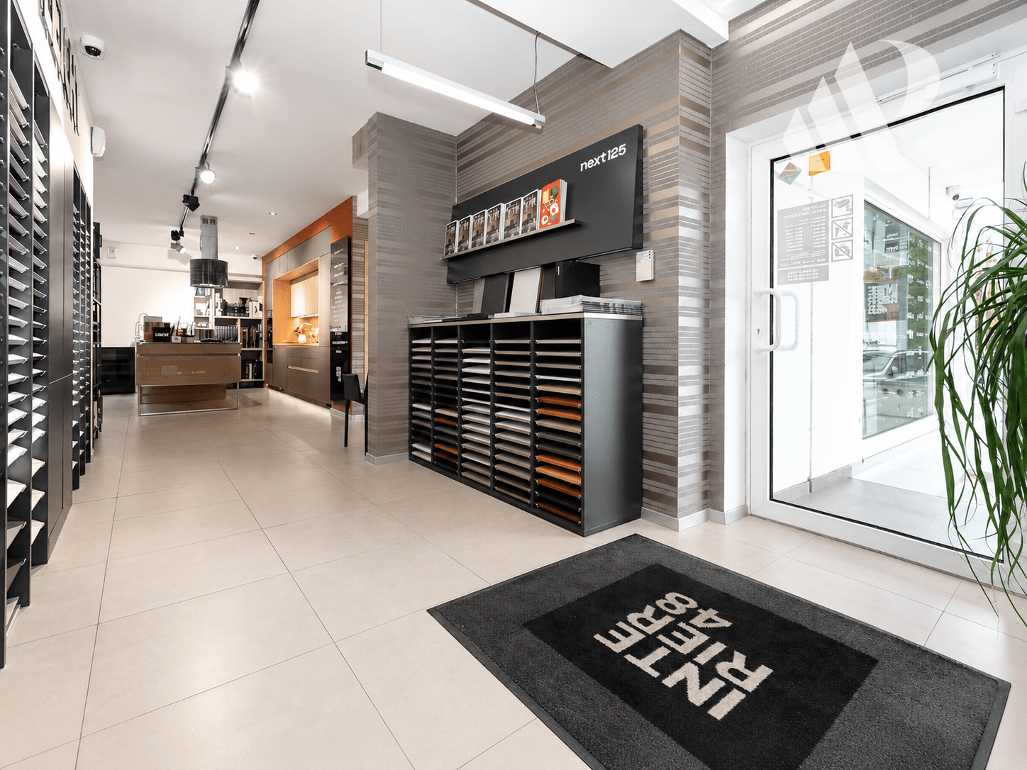 PAPCUN REALITY | Showroom,služby alebo obchod 116 m² Rovinka – fotka 2