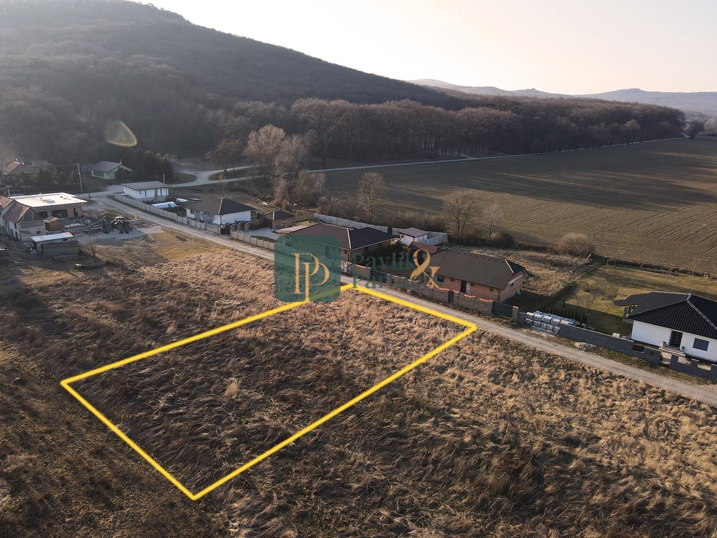 Predaj 9,2á stavebný pozemok, Jelenec, krásne prostredie pri lese, elektrina