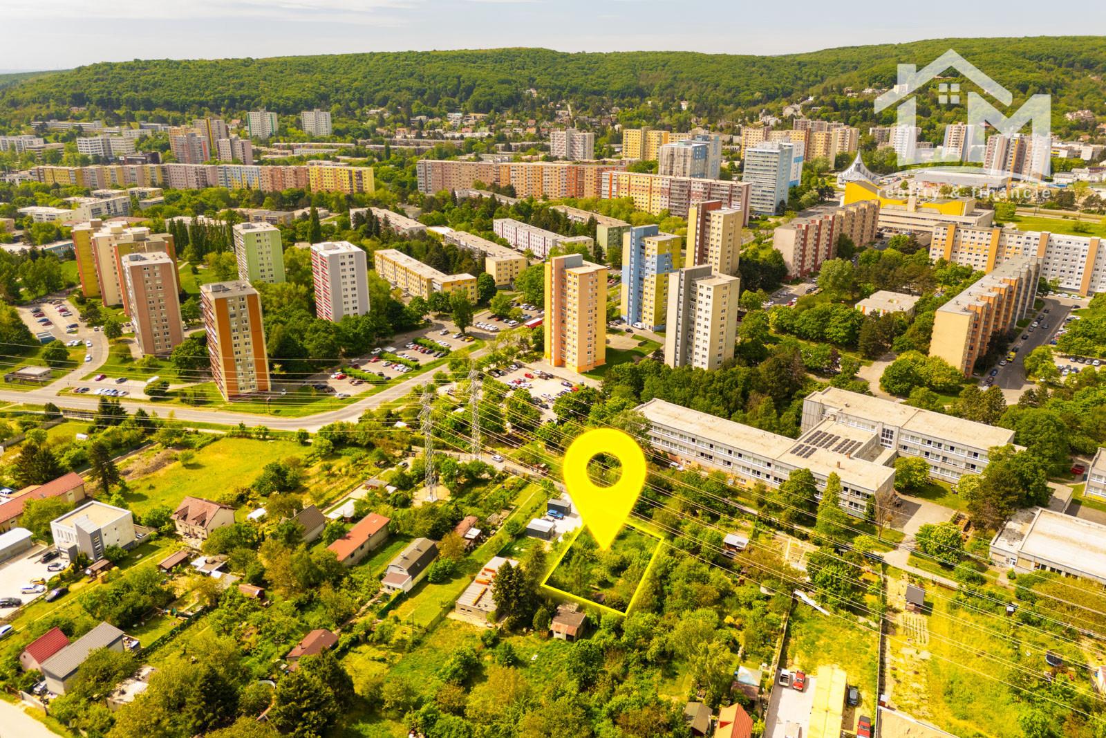 REZERVOVANÉ! Rovinatá záhrada 874 m² v Bratislave – Dúbravka – fotka 2