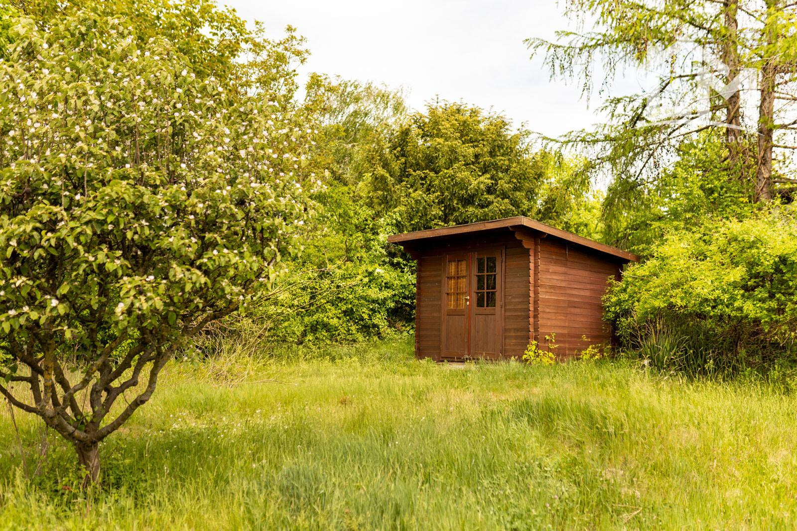 REZERVOVANÉ! Rovinatá záhrada 874 m² v Bratislave – Dúbravka