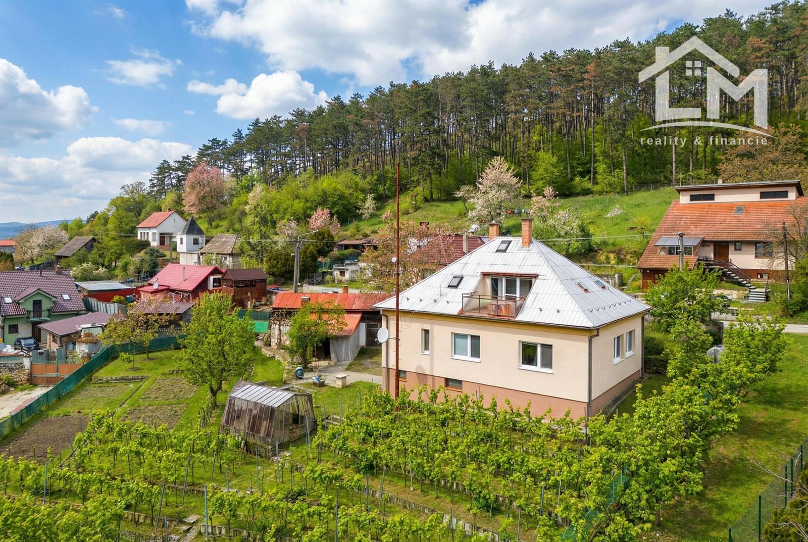 Priestranný rodinný dom 243 m² | 2 obytné časti | pozemok 1 560 m² | Hrádok