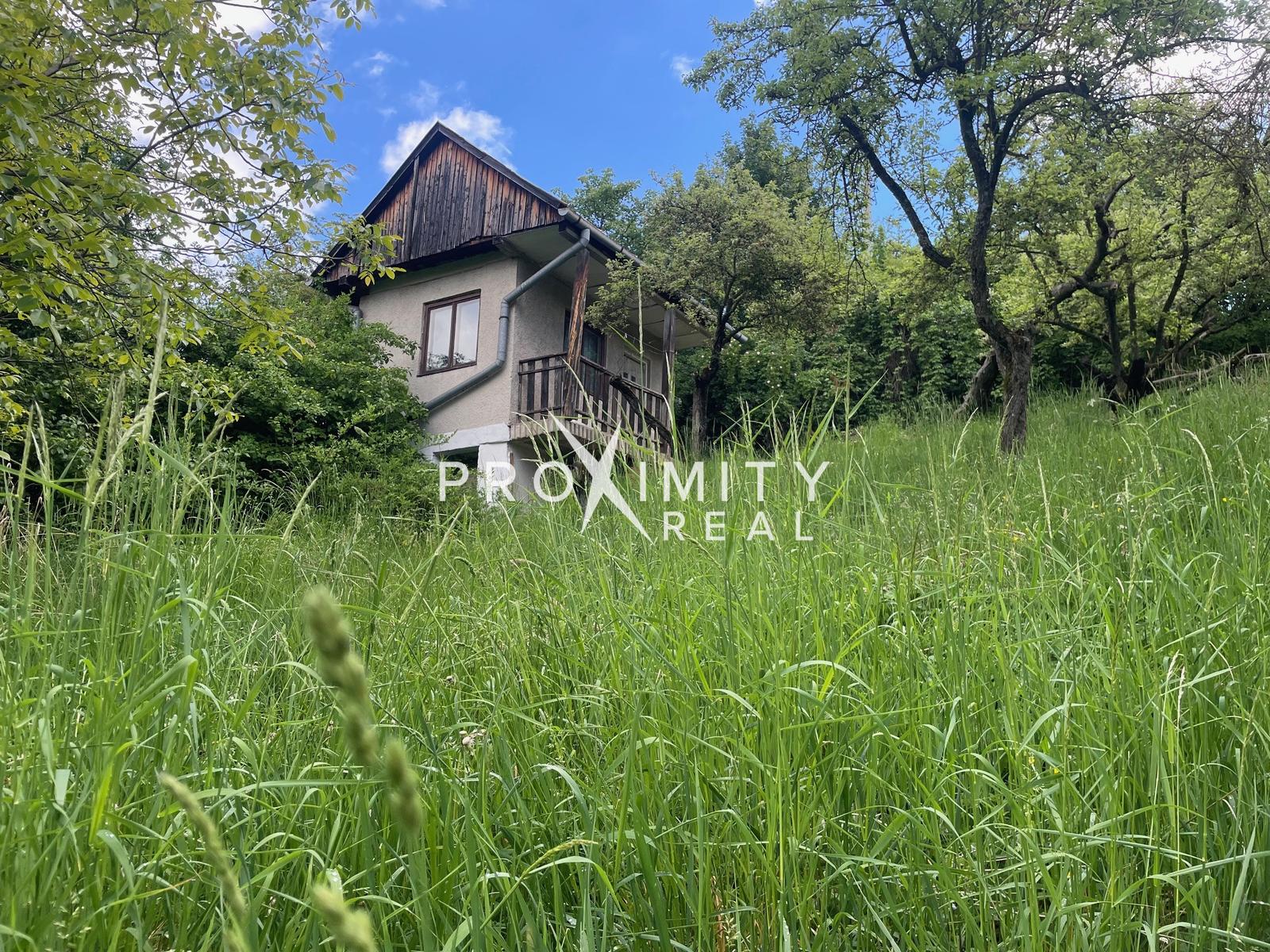 Na predaj zachovalá murovaná chatka s krásnou záhradou (641m²) – fotka 2