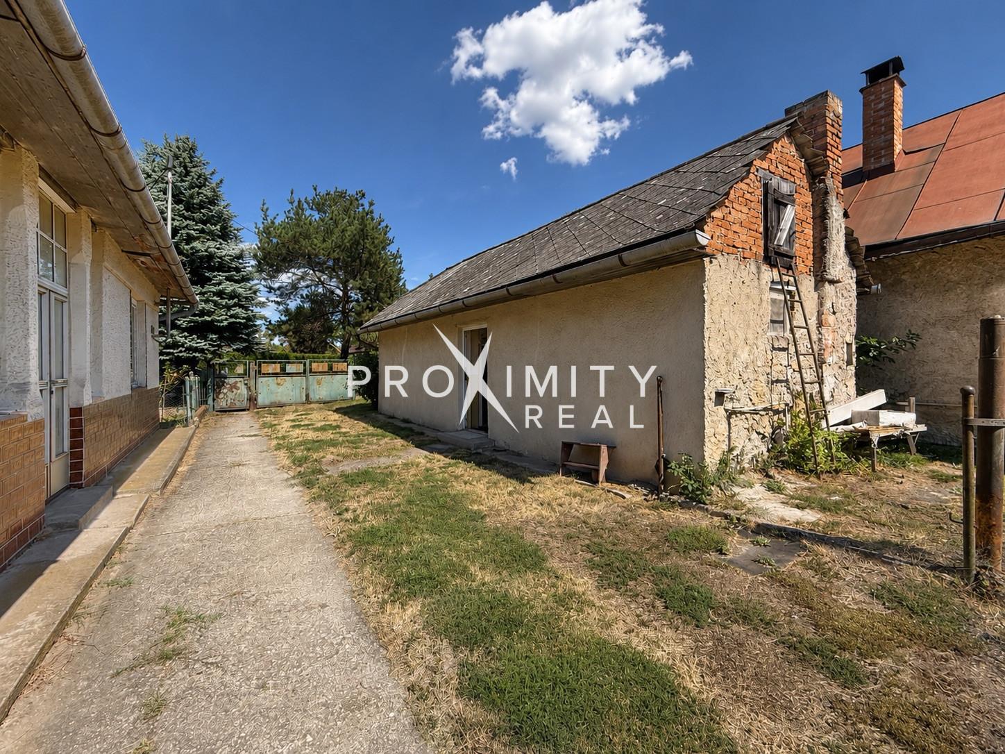 Veľký pozemok 3 338 m² s domom v obci Perín-Chym – fotka 2
