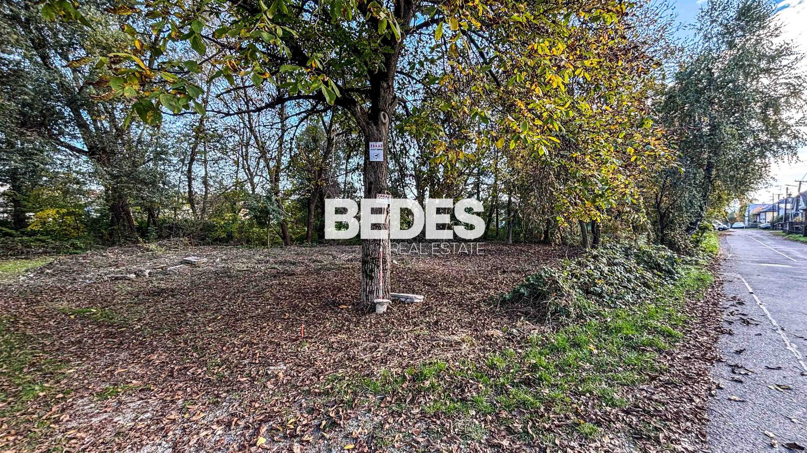 BEDES | Záhrada v slepej ulici s potokom na hranici pozemku