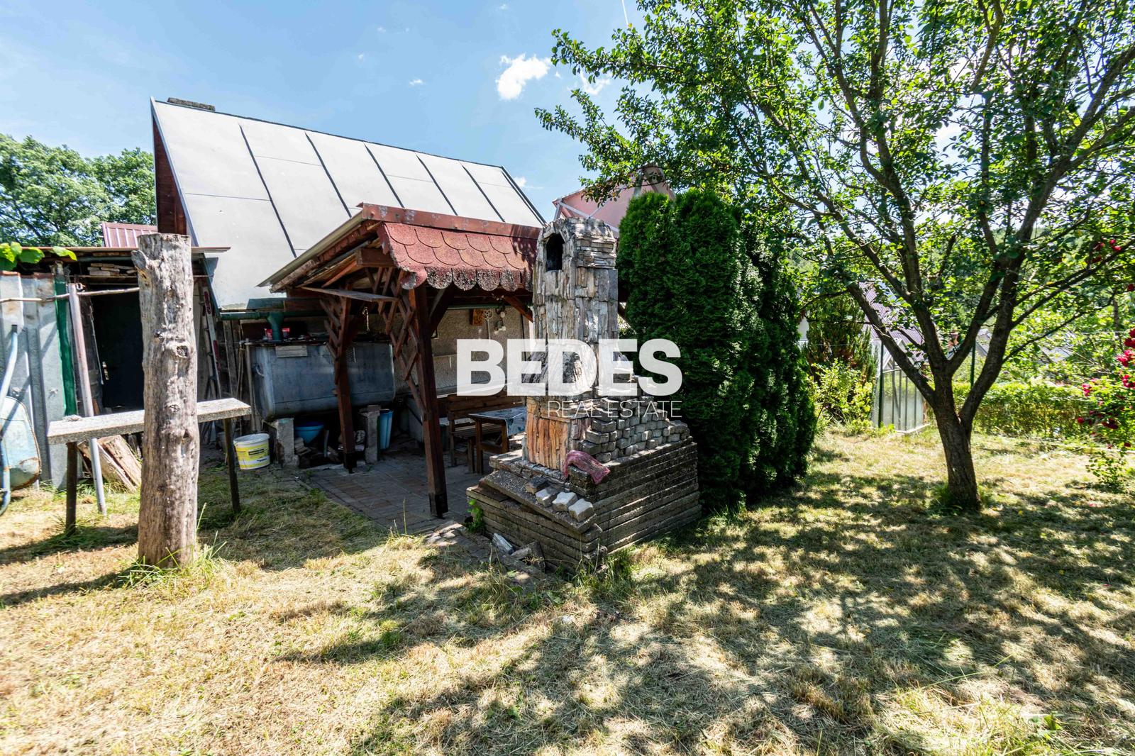BEDES | Záhradná chatka s pivnicou, skleníkom a krbom, Sad 600 ročnice – fotka 2