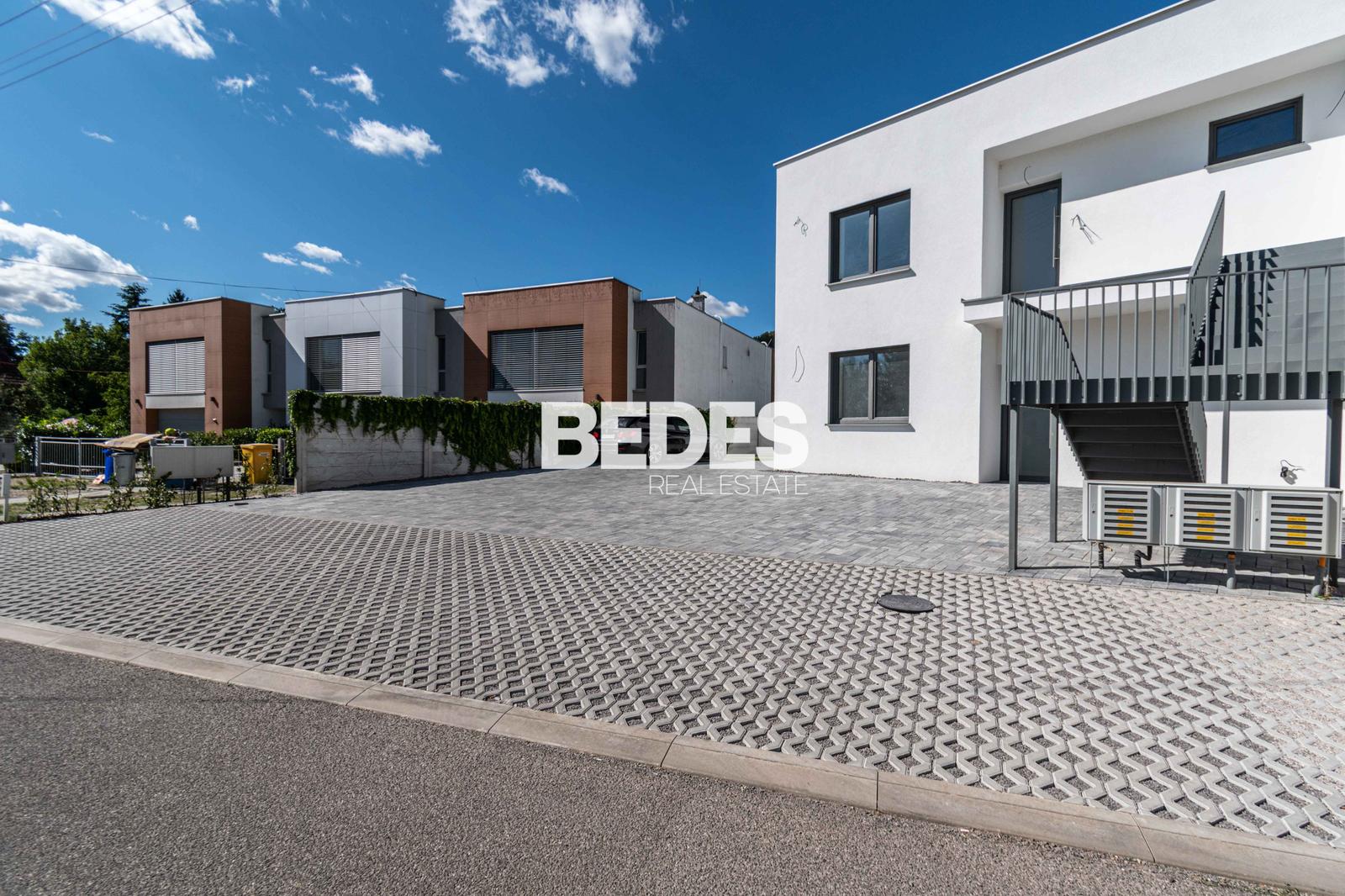 BEDES | 3 izbový byt v novostavbe, terasa, 2x vyhradený parking