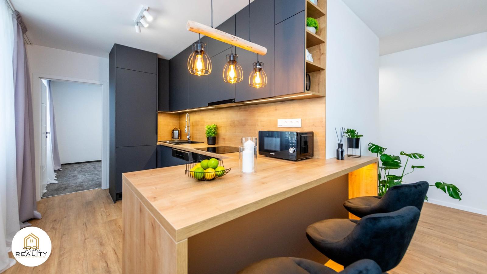 PRENÁJOM | aj KRÁTKODOBO | 3i byt 72 m² v centre PO, zariadený, VOĽNÝ IHNEĎ