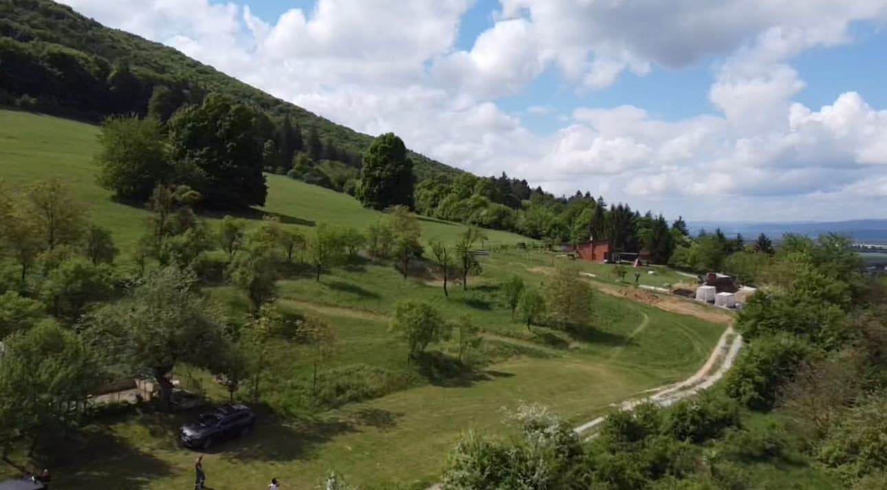 Predaj pozemku v obci Ladce s krásnym výhľadom – fotka 2