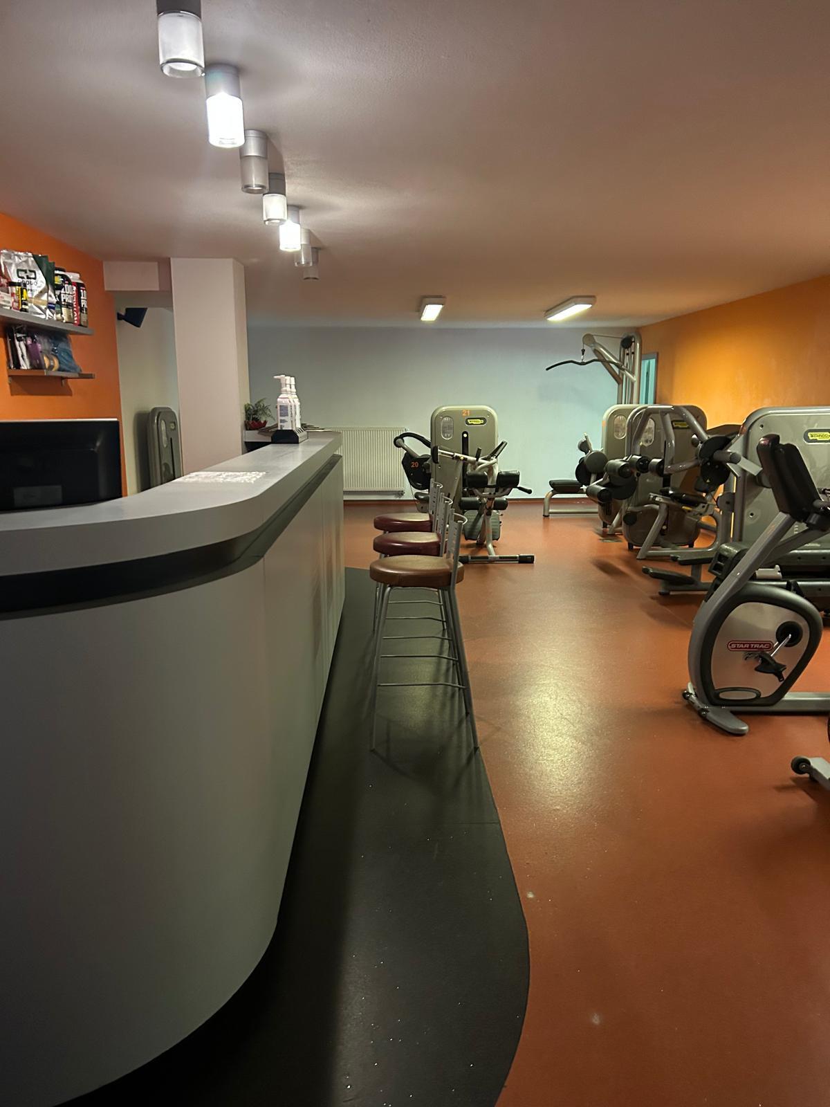 PODNIKAJTE VO VLASTNOM: Kompletne vybavené fitness centrum (252 m²) v Karlovej Vsi – fotka 2