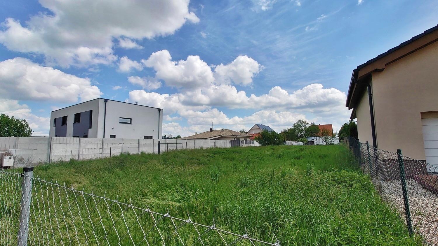 Výmerou štedrý stavebný pozemok s ideálnou orientáciou