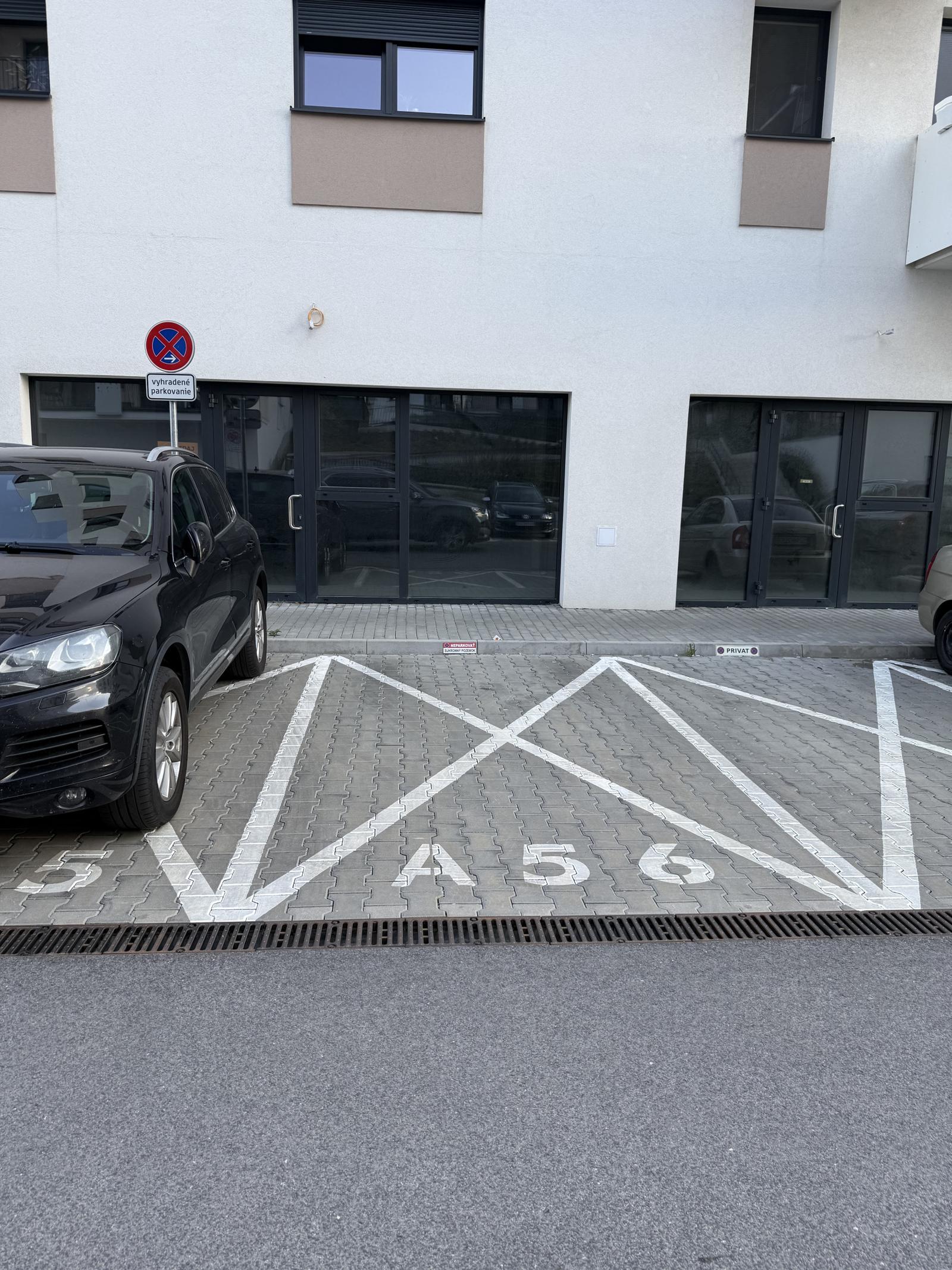 Parkovacie státie, Eduarda Wenzla ul., Bratislava- Rača – fotka 2