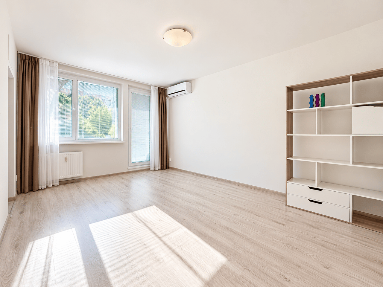 Slnečný, klimatizovaný 1-izbový byt s balkónom –Karlova Ves