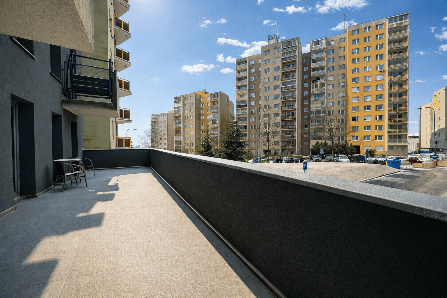 NOVOSTAVBA • 3 SAMOSTATNÉ NEPRIECHODNÉ IZBY • VEĽKÁ TERASA 24,9 m² •  BRATISLAVA – KRAMÁRE • ROZVODNÁ ULICA