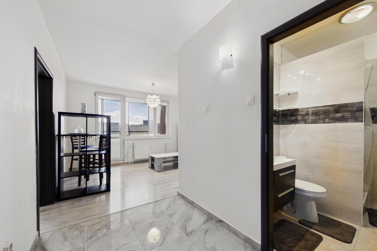 Svetlá 2-garsónka, 47 m² s 2 zasklenými loggiami a 3D prehliadkou – Holíčska ul., Petržalka. – fotka 2