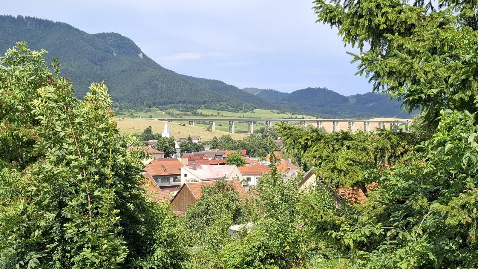 Pekný pozemok, IS, centrum Likavky, stará drevenica – fotka 2