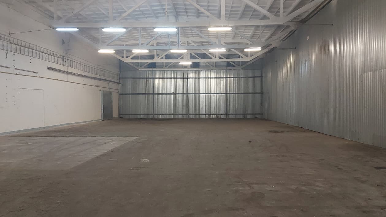 Skladovacie priestory 624 m2 - pri privádzači na Juhu