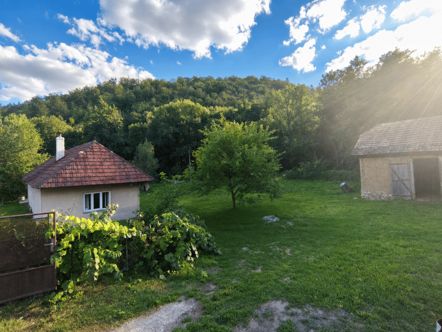Útulný dom s obrovským 20-árovým pozemkom a potokom v náručí prírody (Prašník) – fotka 2