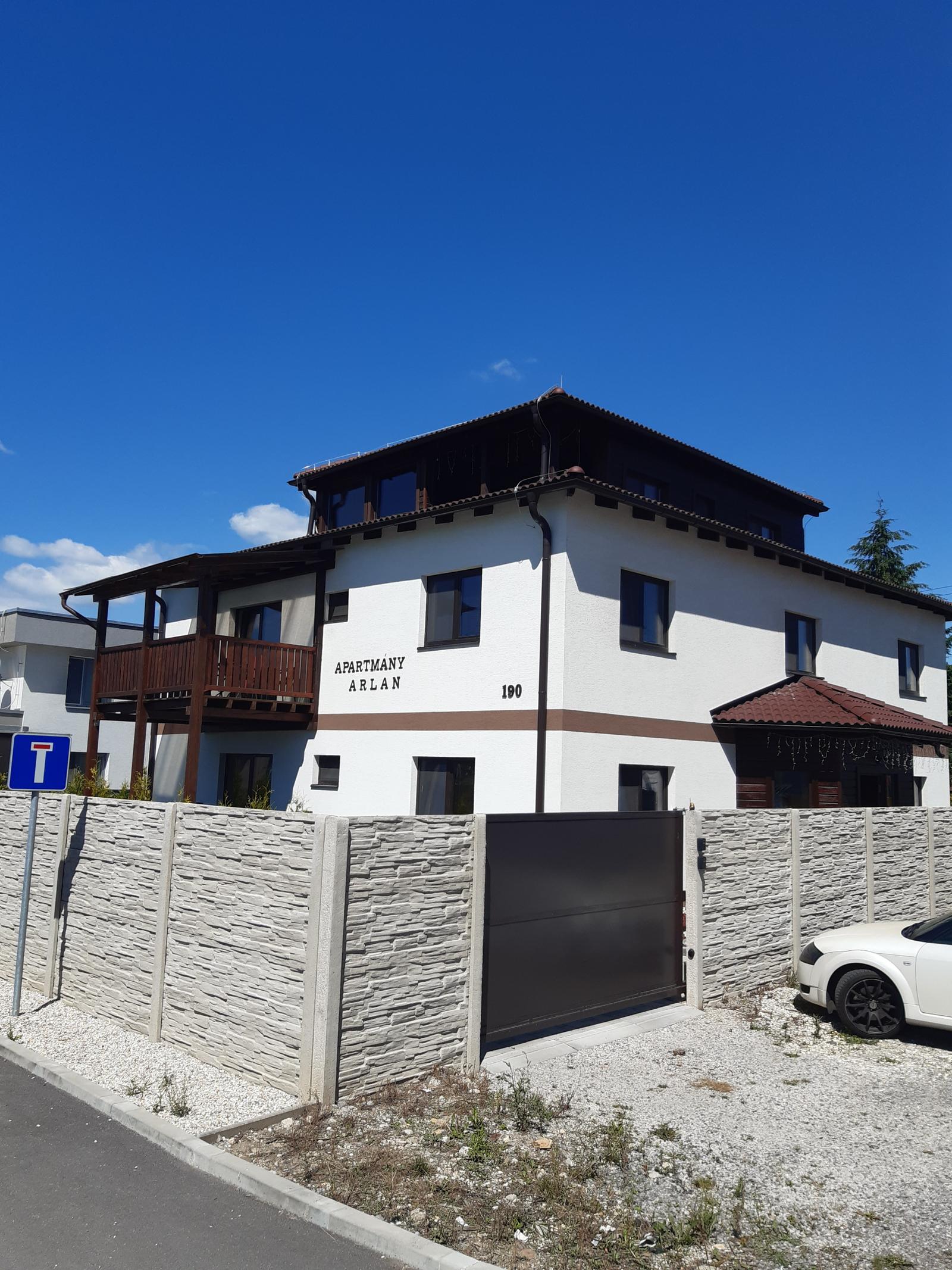 DOM S POTENCIÁLOM V JEDNEJ ZNAJŽIADANEJŠÍCH LOKALÍT LIPTOVA