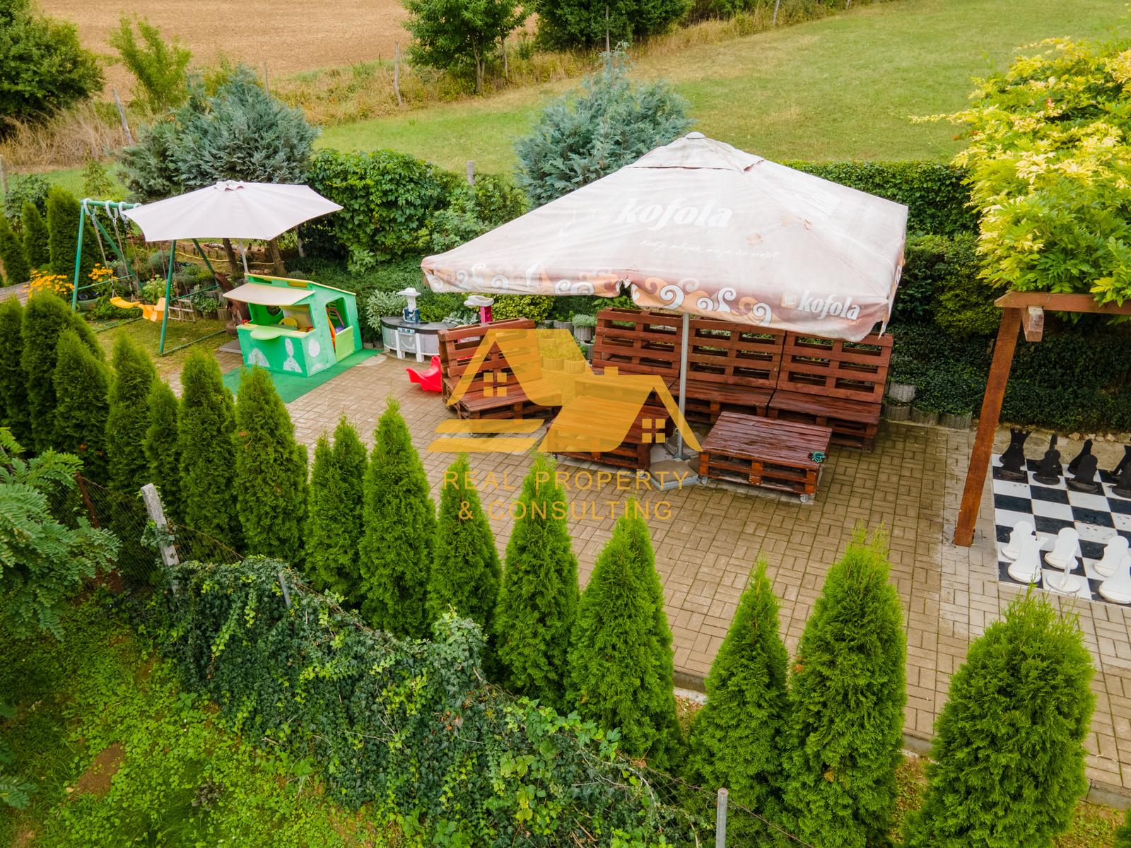 Exkluzívne! Predám apartmánový dom v obci Podhájska – fotka 2