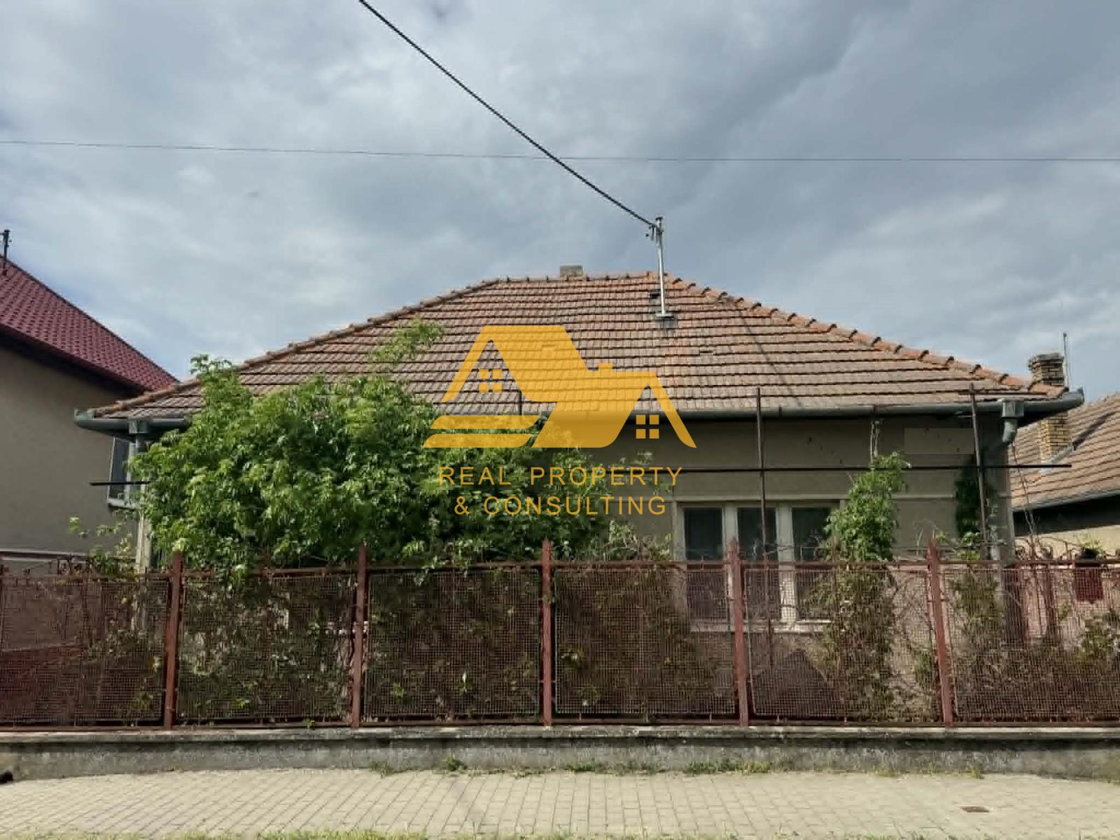 Predám pekný pozemok so starším domom v obci bánov