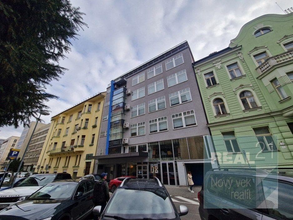 Exkluzívne u nás. Ponúkame na prenájom moderné nadštandardné administratívne priestory na Dobrovičovej ulici 8. v Bratislave.
