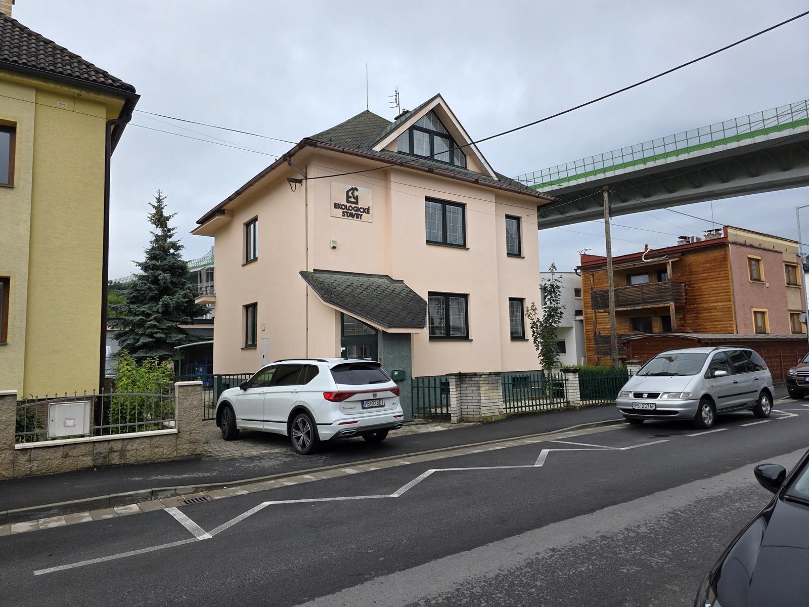 Moderné administratívne priestory v centre mesta. Železničná ulica.