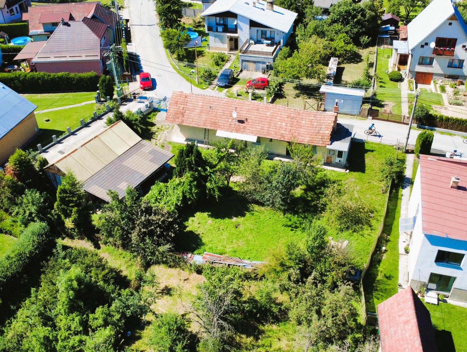 Rezervovane! Starší rodinný dom s krásnym pozemkom v Podvaží. – fotka 2