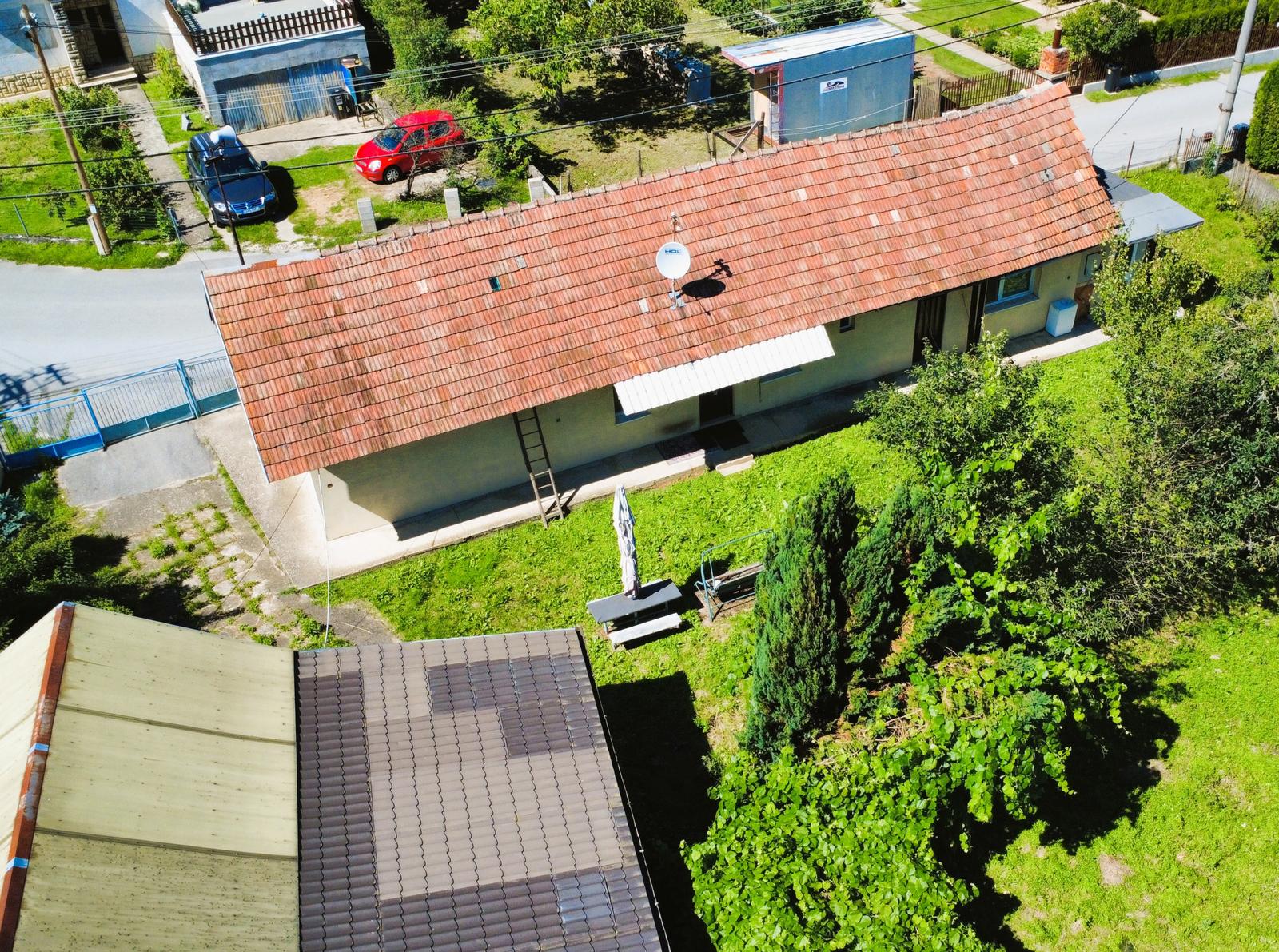 Rezervovane! Starší rodinný dom s krásnym pozemkom v Podvaží.