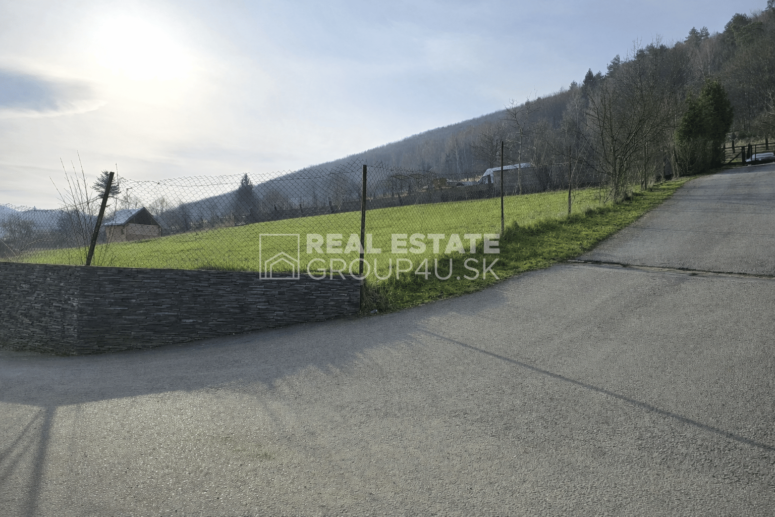 PREDAJ: POZEMOK S PEKNOU PANORÁMOU - HORNÝ MILOCHOV, PB – fotka 2