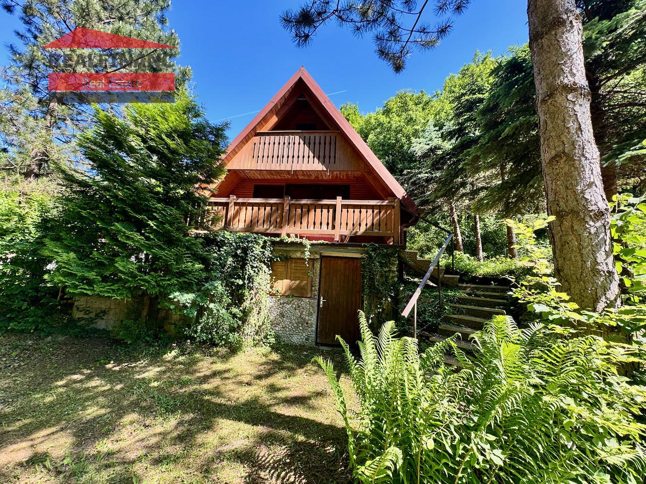 Na predaj zariadená chata s pozemkom 352m2 v srdci Malých Karpát – Buková