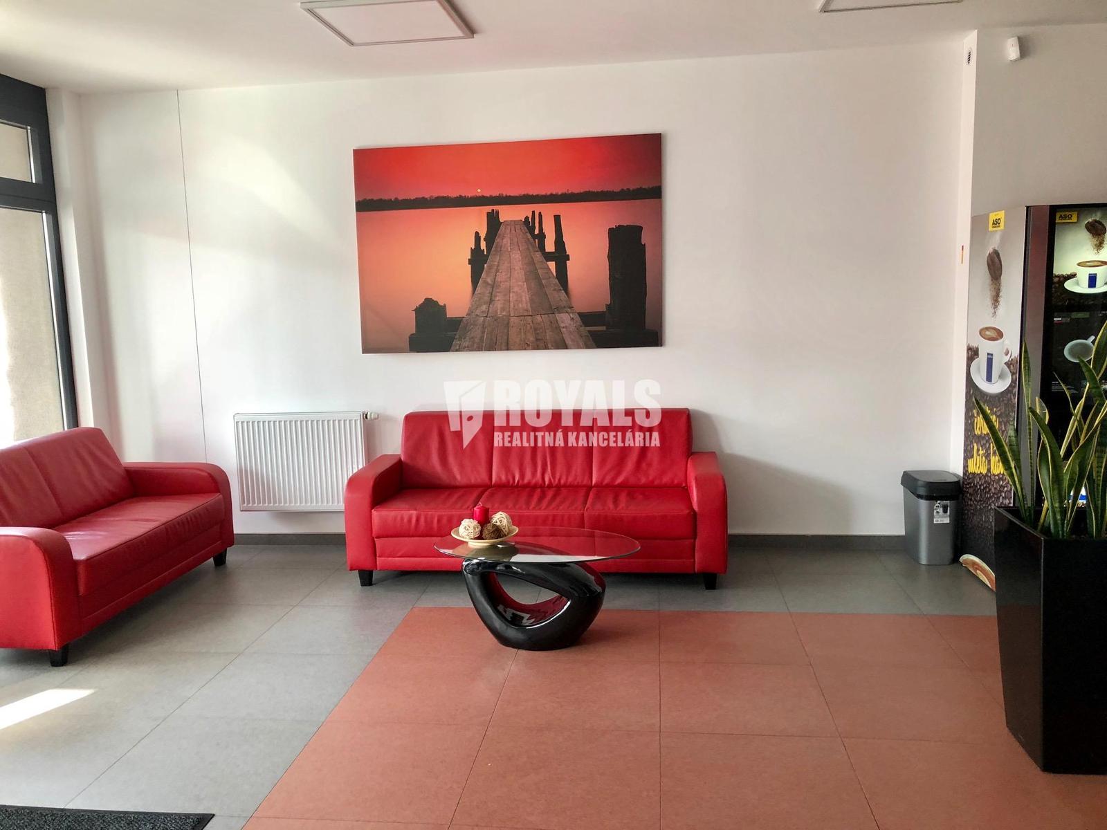 Kancelárke priestory s vlastným parkingom v susedstve Bratislavského letiska